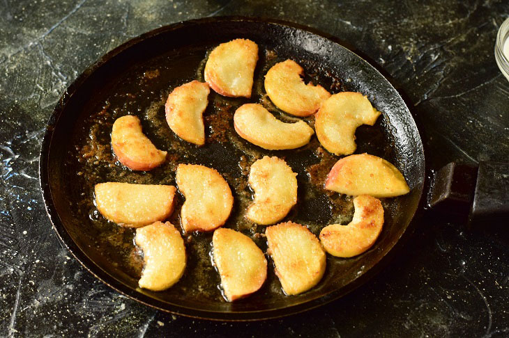 Fried Apples in French - a quick recipe for extraordinary yummy