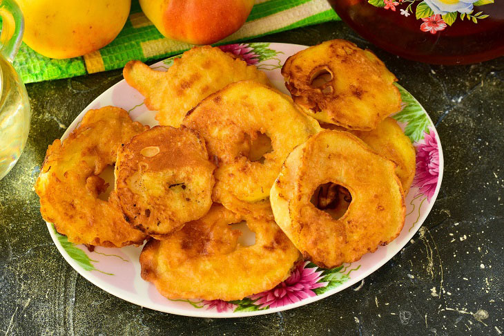 Battered apples in a pan - an unusual quick dessert