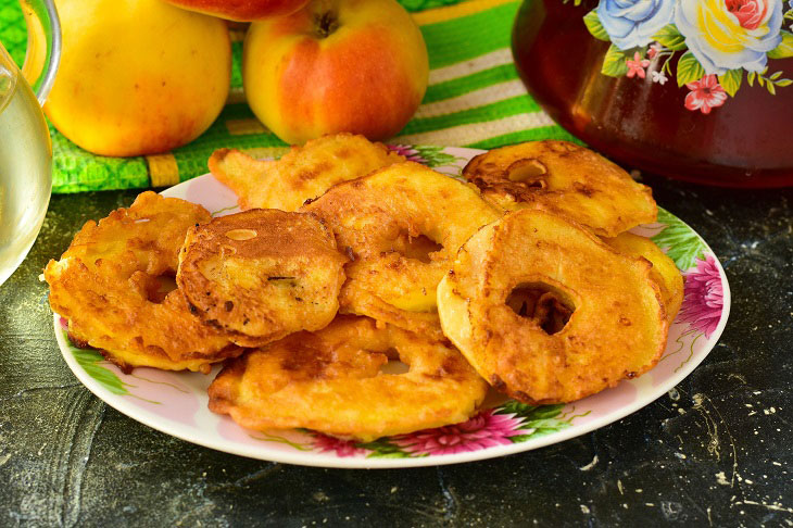 Battered apples in a pan - an unusual quick dessert