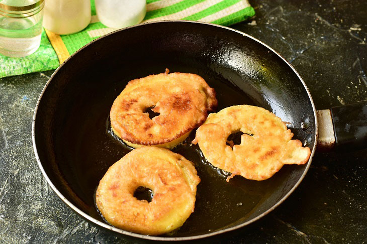 Battered apples in a pan - an unusual quick dessert