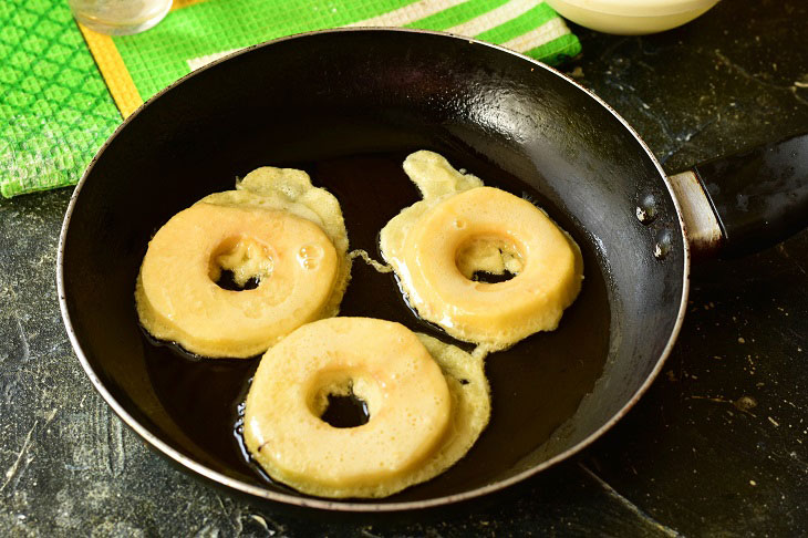 Battered apples in a pan - an unusual quick dessert