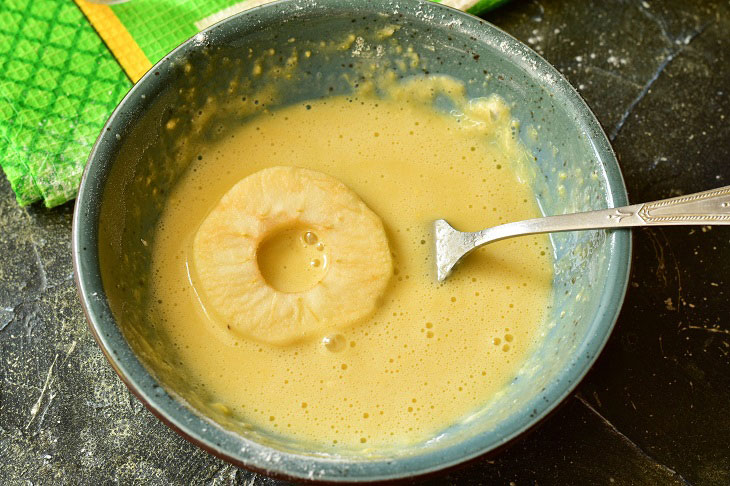 Battered apples in a pan - an unusual quick dessert