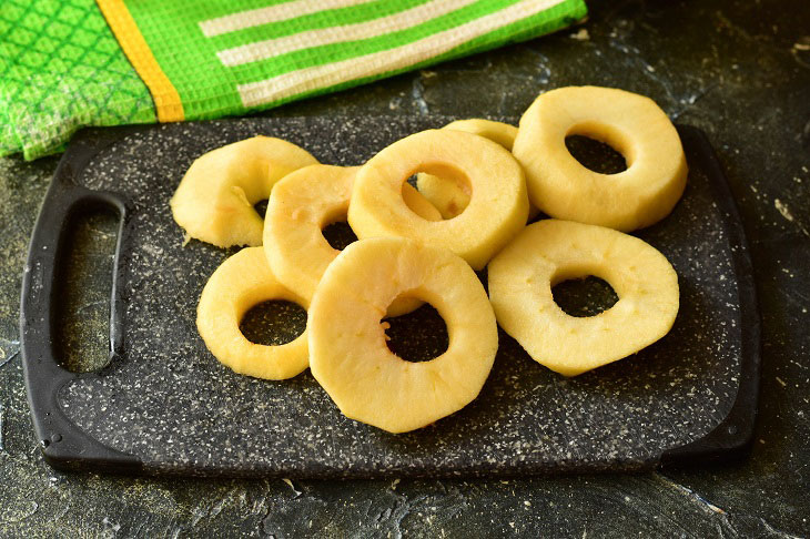 Battered apples in a pan - an unusual quick dessert