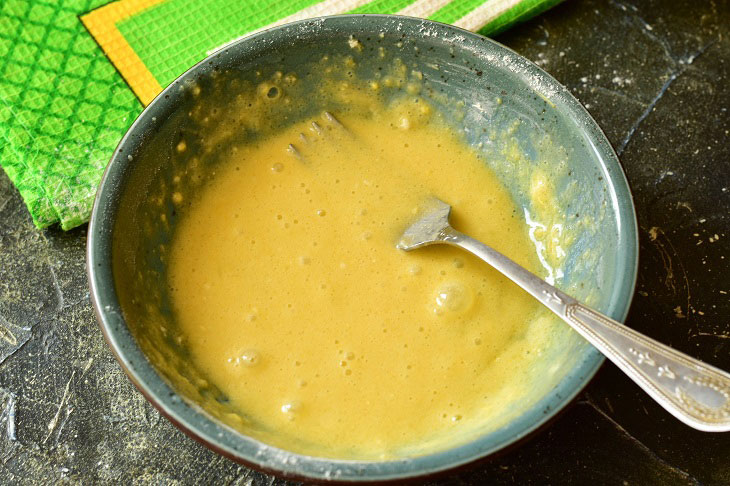 Battered apples in a pan - an unusual quick dessert