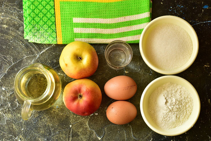 Battered apples in a pan - an unusual quick dessert