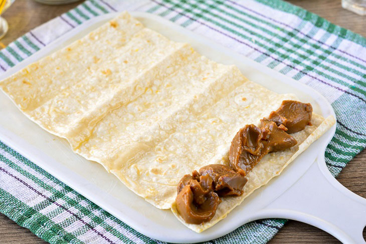 Sweet rolls with condensed milk from pita bread - a great dessert in a hurry