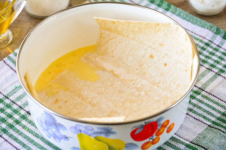 Sweet rolls with condensed milk from pita bread - a great dessert in a hurry