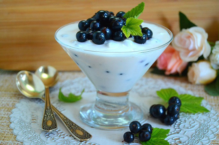 Curd dessert with berries - tender and tasty