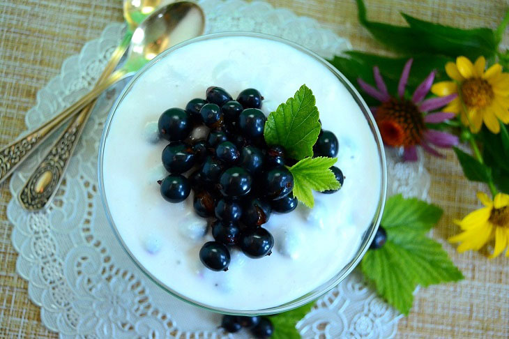 Curd dessert with berries - tender and tasty
