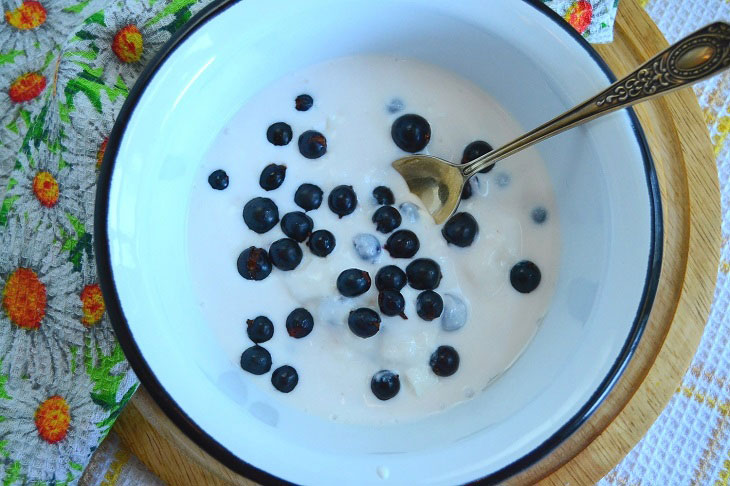 Curd dessert with berries - tender and tasty