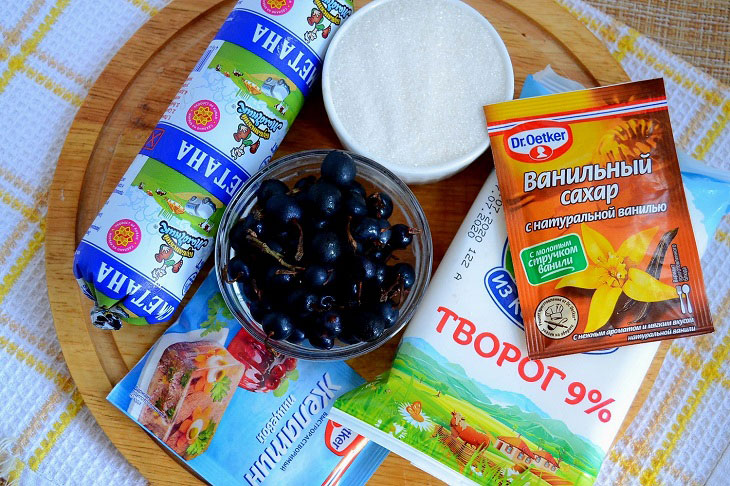 Curd dessert with berries - tender and tasty