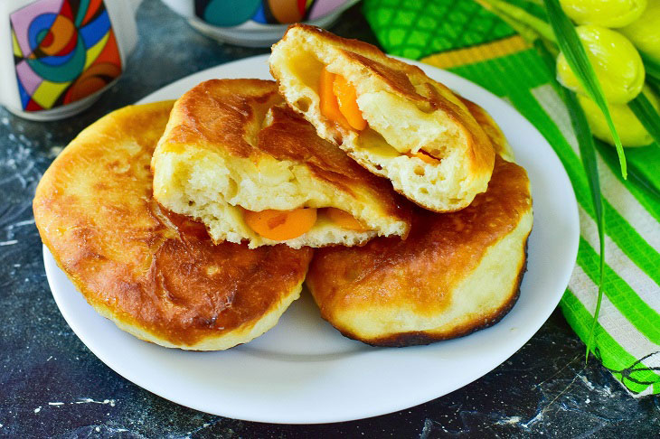 Pies with apricots in a pan - soft and airy