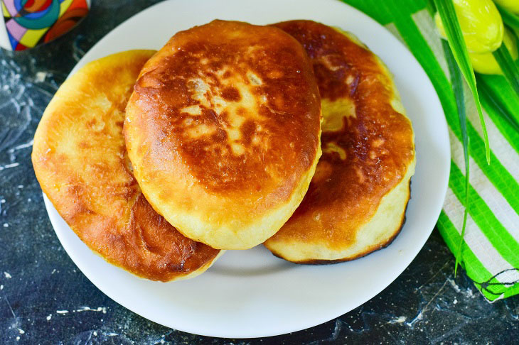 Pies with apricots in a pan - soft and airy