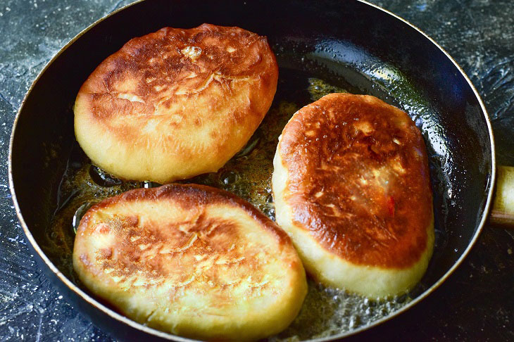 Pies with apricots in a pan - soft and airy