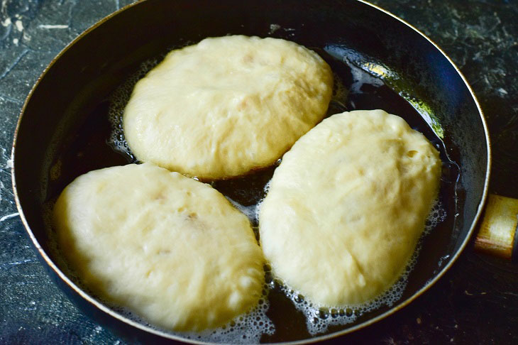 Pies with apricots in a pan - soft and airy