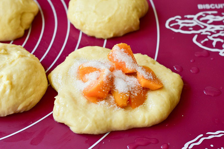 Pies with apricots in a pan - soft and airy