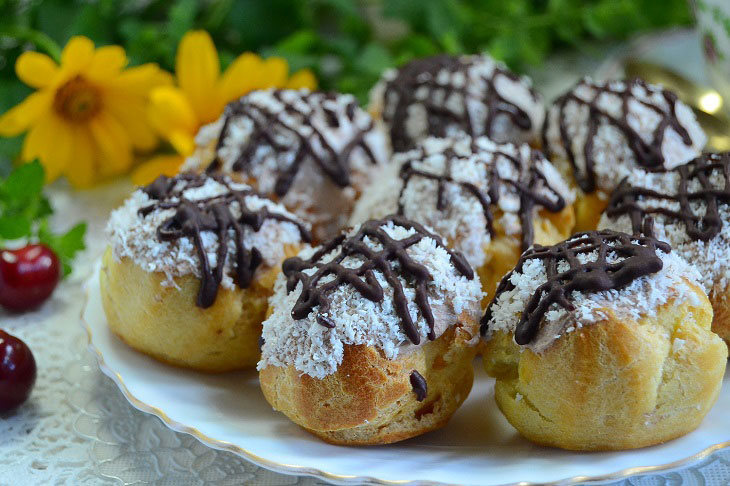 Profiteroles with chocolate cream - the most delicate dessert