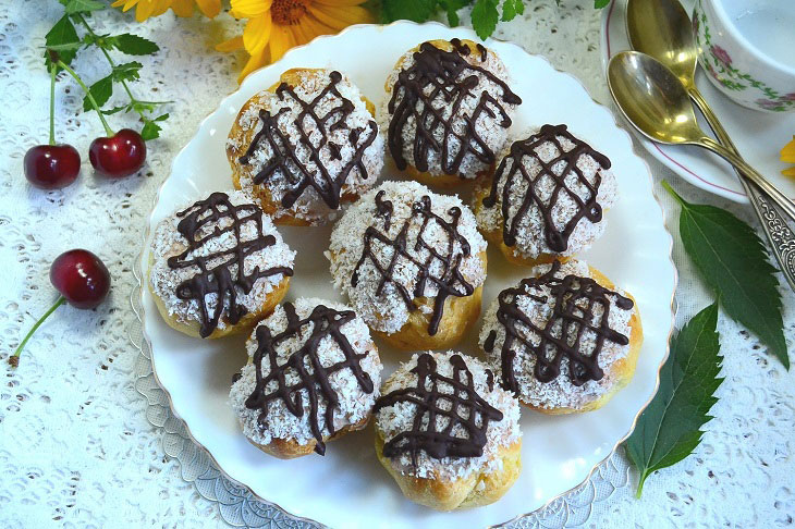 Profiteroles with chocolate cream - the most delicate dessert