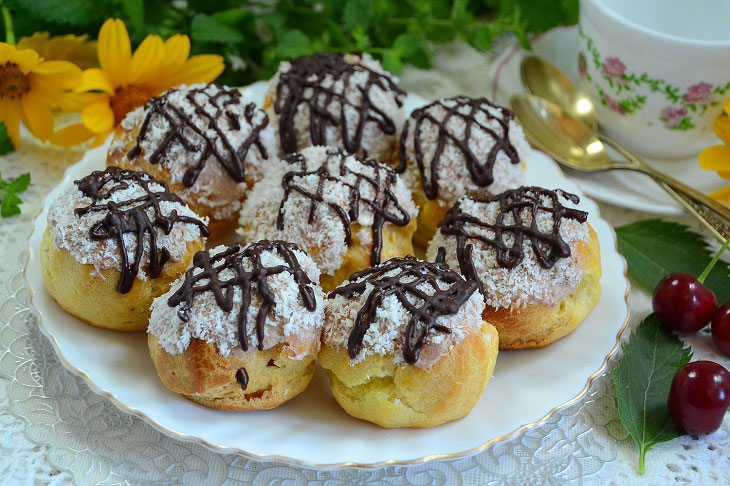 Profiteroles with chocolate cream - the most delicate dessert