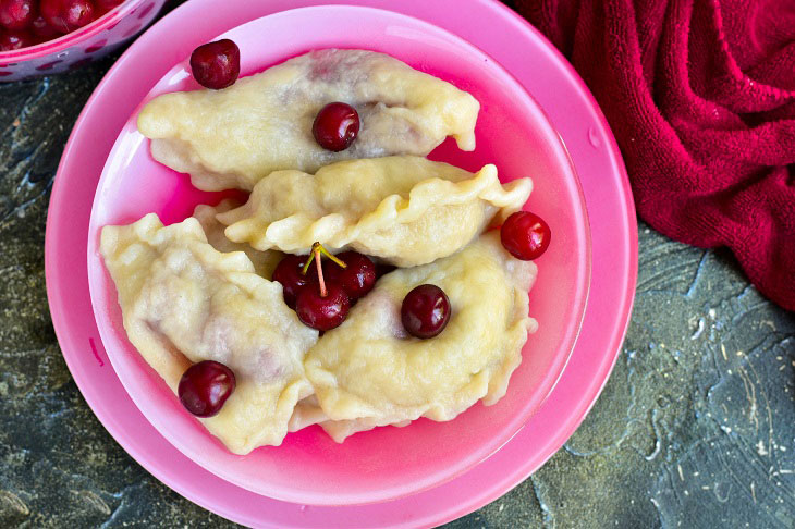 Delicious and juicy cherry dumplings - an easy recipe without much effort