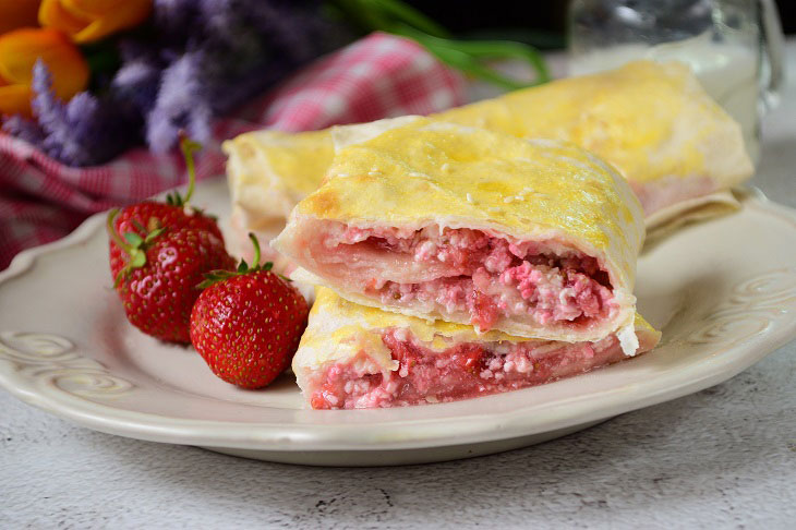 Strudel with cottage cheese and strawberries - a healthy and quick dessert