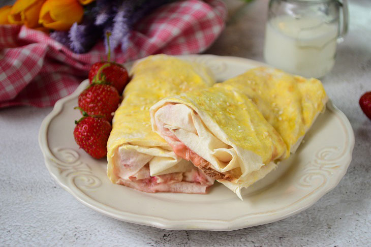 Strudel with cottage cheese and strawberries - a healthy and quick dessert