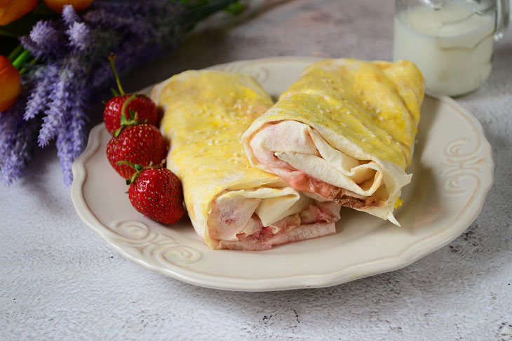 Strudel with cottage cheese and strawberries - a healthy and quick dessert