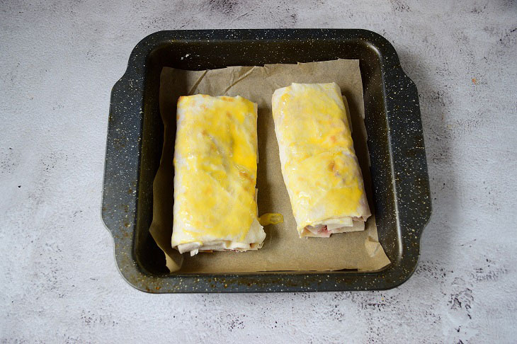 Strudel with cottage cheese and strawberries - a healthy and quick dessert