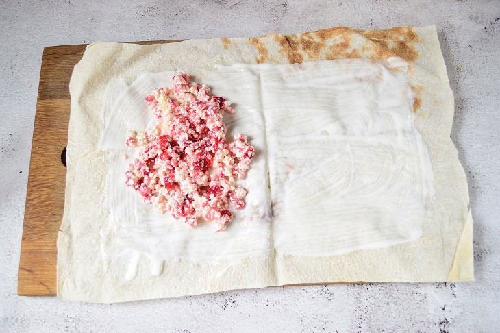 Strudel with cottage cheese and strawberries - a healthy and quick dessert