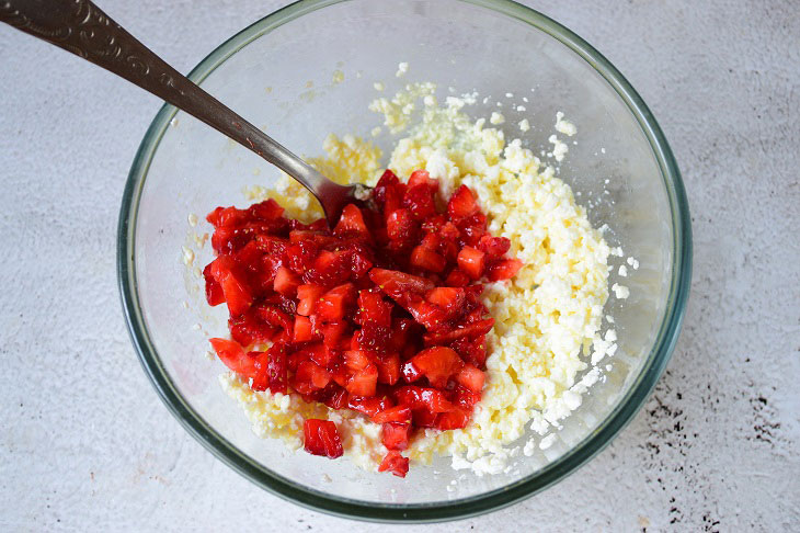 Strudel with cottage cheese and strawberries - a healthy and quick dessert