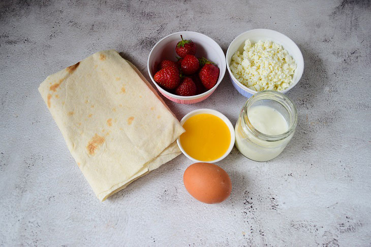 Strudel with cottage cheese and strawberries - a healthy and quick dessert