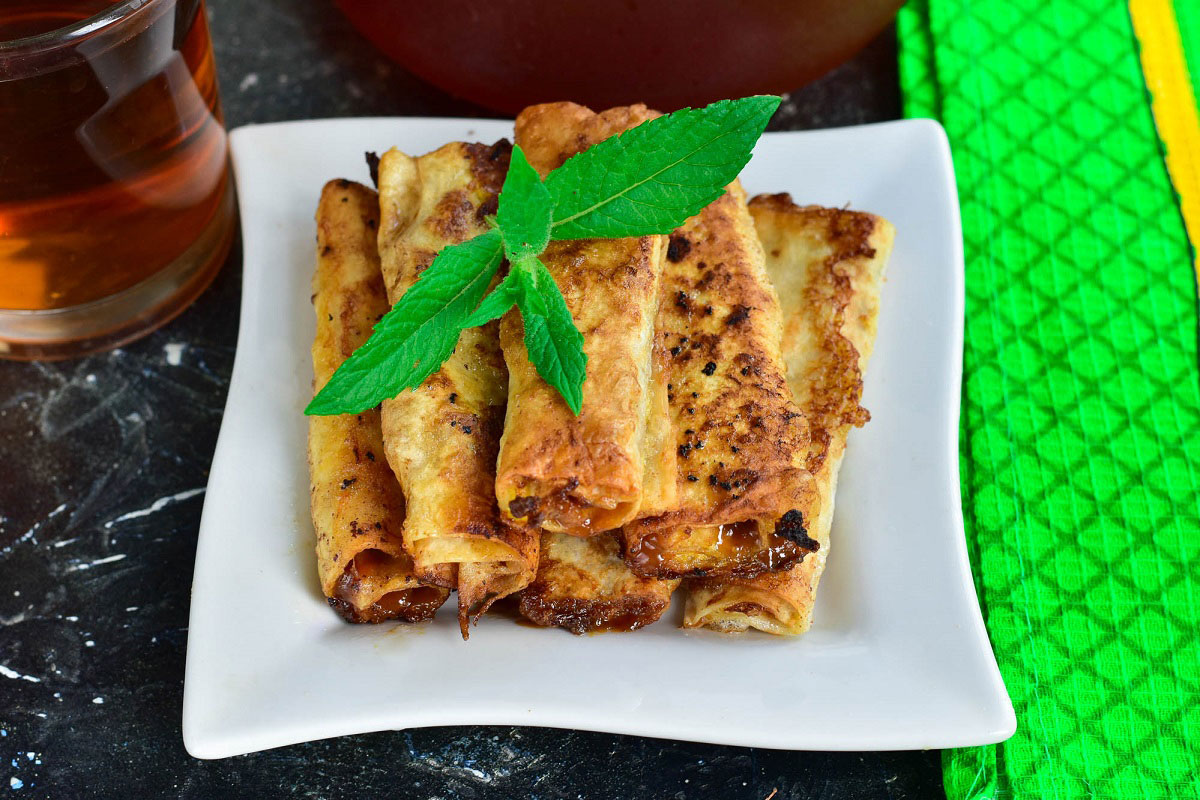 Rolls with condensed milk and walnuts - an interesting quick dessert