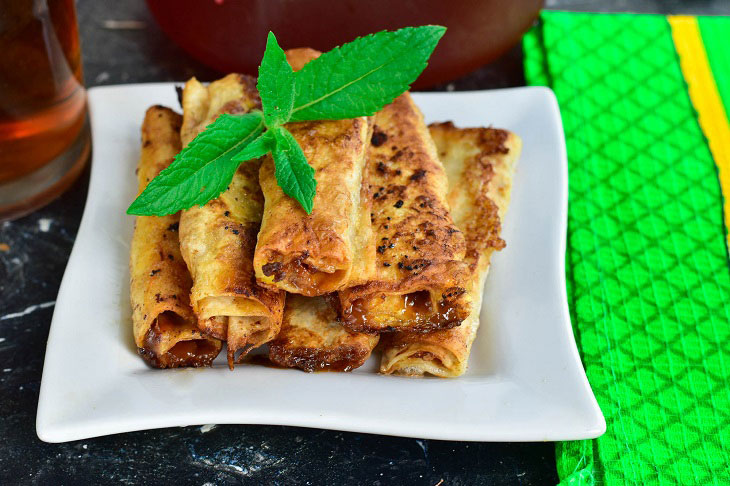 Rolls with condensed milk and walnuts - an interesting quick dessert