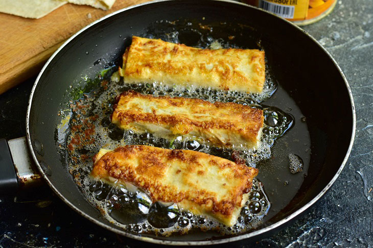 Rolls with condensed milk and walnuts - an interesting quick dessert