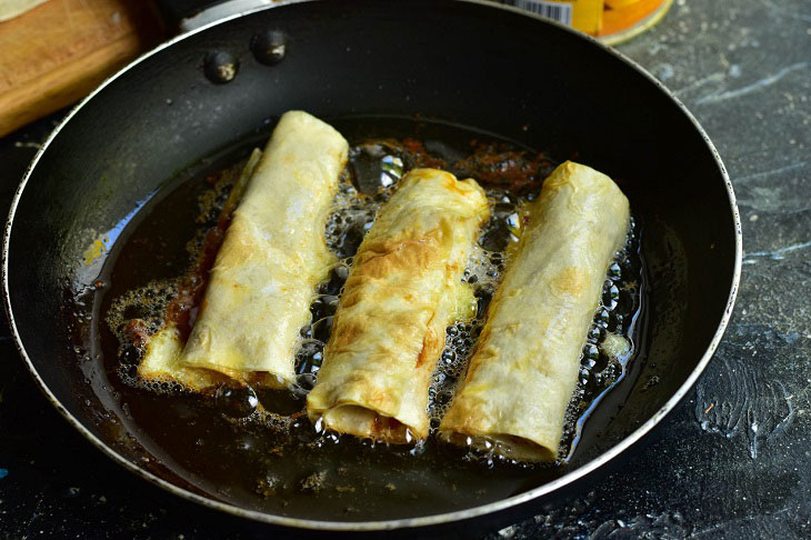 Rolls with condensed milk and walnuts - an interesting quick dessert