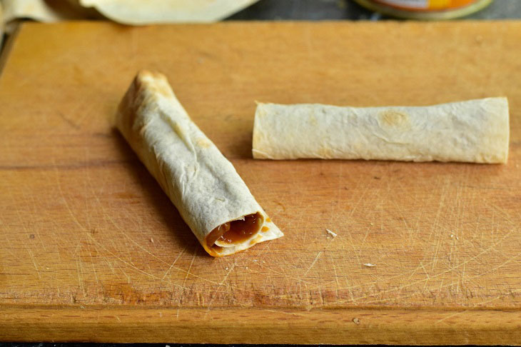 Rolls with condensed milk and walnuts - an interesting quick dessert