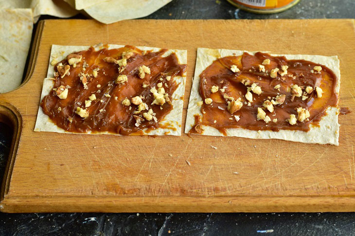 Rolls with condensed milk and walnuts - an interesting quick dessert