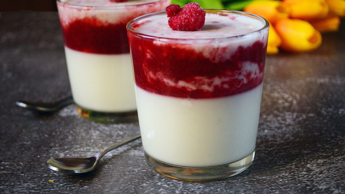 Sour cream jelly with berry puree – a very beautiful and tasty dessert