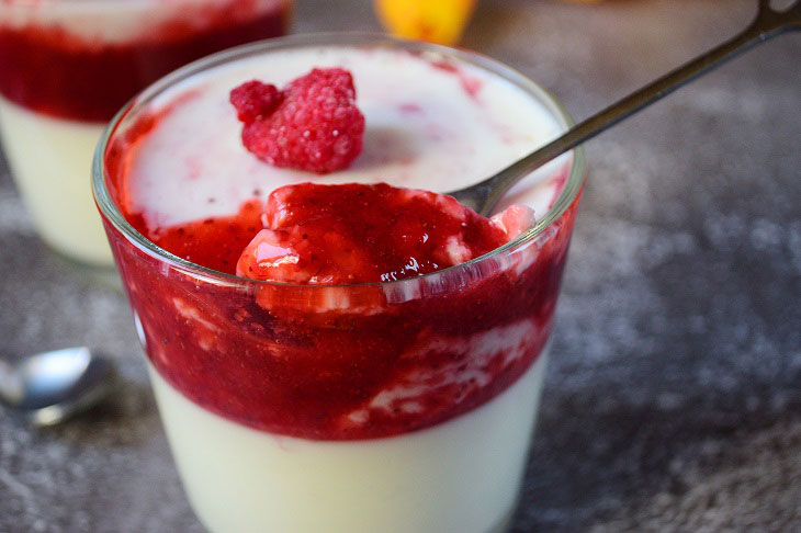 Sour cream jelly with berry puree - a very beautiful and tasty dessert