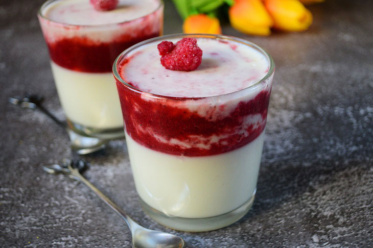 Sour cream jelly with berry puree - a very beautiful and tasty dessert