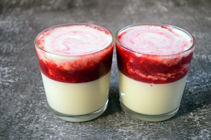 Sour cream jelly with berry puree - a very beautiful and tasty dessert