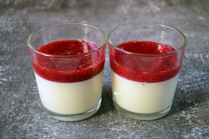 Sour cream jelly with berry puree - a very beautiful and tasty dessert