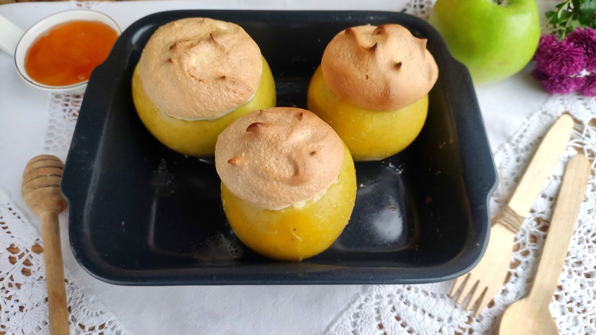 Baked apples under crispy meringue – a delicate and delicious dessert