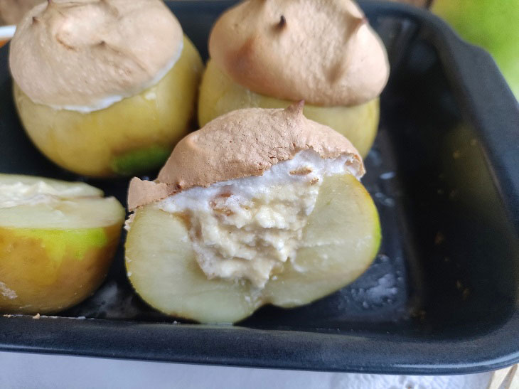 Baked apples under crispy meringue - a delicate and delicious dessert