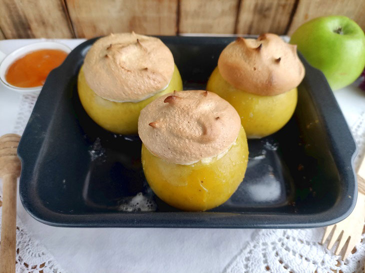 Baked apples under crispy meringue - a delicate and delicious dessert
