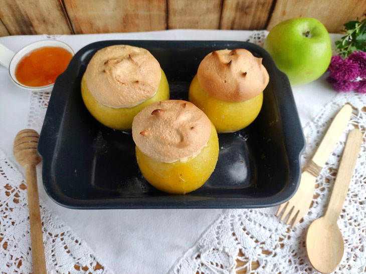 Baked apples under crispy meringue - a delicate and delicious dessert