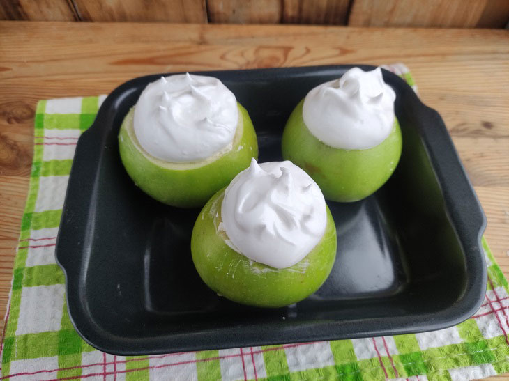 Baked apples under crispy meringue - a delicate and delicious dessert