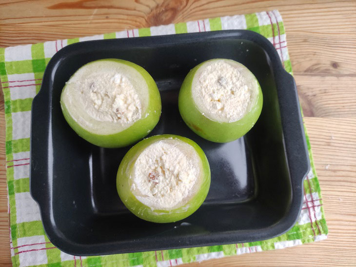 Baked apples under crispy meringue - a delicate and delicious dessert