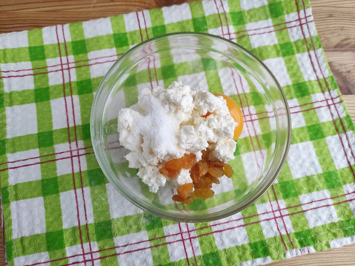 Baked apples under crispy meringue - a delicate and delicious dessert