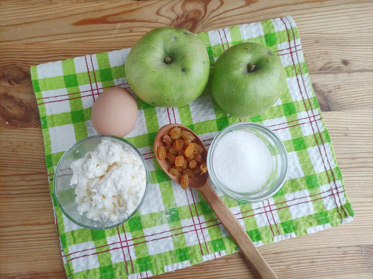 Baked apples under crispy meringue - a delicate and delicious dessert